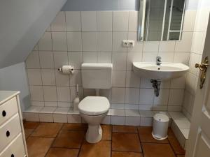 La salle de bains est pourvue de toilettes et d'un lavabo. dans l'établissement Altes Standesamt Studiowohnung, à Oldsum