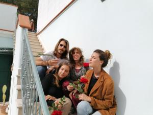 Un gruppo di persone seduti sulle scale di una casa di Il Giardino del Tè a Barletta