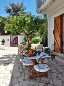 a table with a bowl of fruit on a patio at Villa Dafne con ampio giardino, pochi minuti dal mare Fondi Sperlonga in Fondi