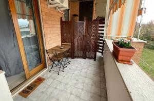 eine Terrasse mit Stühlen und ein Fenster zum Haus in der Unterkunft B&b Binario38 in Benevento