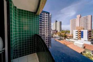 desde el balcón de una ciudad con edificios en Apartamento aconchegante, en Natal