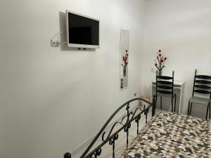 A television and/or entertainment centre at B&b Binario38