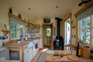 the abberton shepherds hut的厨房或小厨房