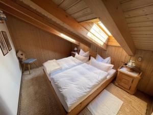 een slaapkamer op zolder met een bed in een kamer bij Ferienwohnungen Wagner in Ruhpolding