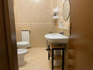 A bathroom at B&b Binario38