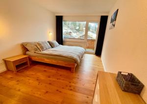 Postel nebo postele na pokoji v ubytování Mountain Lodge Grächen