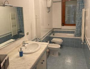 ein Badezimmer mit einem Waschbecken, einem WC und einer Badewanne in der Unterkunft B&b Binario38 in Benevento