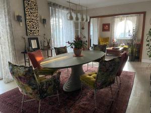 a living room with a table and chairs at Au temps suspendu in Champagney