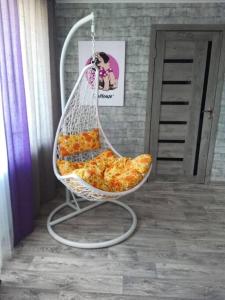 una silla colgante llena de rebanadas de pizza en Студия Люкс, en Temirtaū