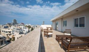 Balkón nebo terasa v ubytování VBH Penthouse SPINOLA ST JULIAN