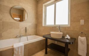 Koupelna v ubytování VBH Penthouse SPINOLA ST JULIAN