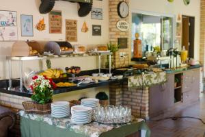 un buffet con piatti e bicchieri su un tavolo di Pousada Toca dos Aventureiros a Barreirinhas