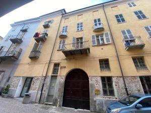 un gran edificio de piedra con puerta y ventanas en Dream House en Cuneo