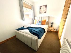 ケンブリッジにあるKoala & Tree - Renovated 2 Bed Apartment ideal location - Short Lets & Serviced Accommodation Cambridgeのベッドルーム(白いベッド、枕付)
