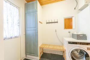 a laundry room with a washing machine and a window at Arctic Star Levi - Kätkän Kutsu B in Levi