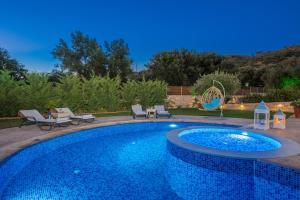 una piscina en un patio con parque infantil en Romanza Luxury Villa en Kalamaki