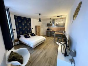 Posteľ alebo postele v izbe v ubytovaní ALP Chartres - Cosy studio au cœur de Chartres avec Parking