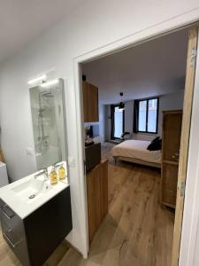 Posteľ alebo postele v izbe v ubytovaní ALP Chartres - Cosy studio au cœur de Chartres avec Parking