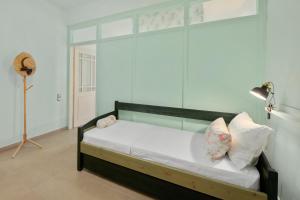 A bed or beds in a room at Red Queen