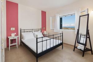 A bed or beds in a room at Red Queen