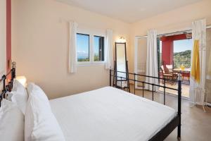 A bed or beds in a room at Red Queen
