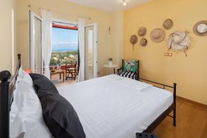 A bed or beds in a room at Red Queen