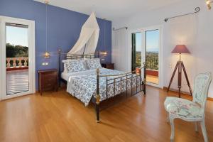 - une chambre bleue avec un lit et une chaise dans l'établissement Red Queen, à Sfakerá