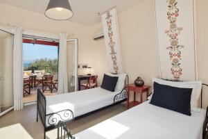 A bed or beds in a room at Red Queen