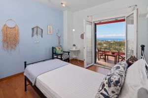 A bed or beds in a room at Red Queen