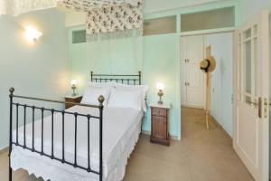 A bed or beds in a room at Red Queen