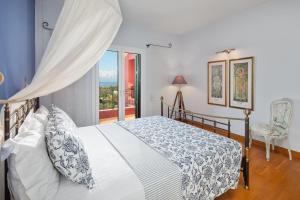 A bed or beds in a room at Red Queen