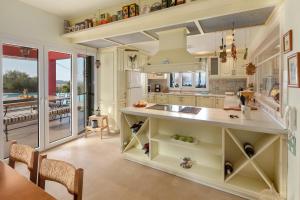 A kitchen or kitchenette at Red Queen