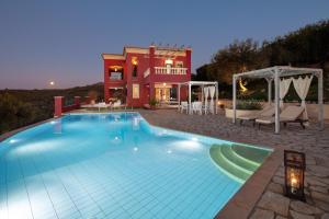 The swimming pool at or close to Red Queen