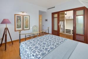A bed or beds in a room at Red Queen