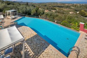 The swimming pool at or close to Red Queen
