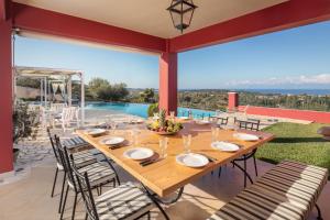 une salle à manger avec une table et des chaises sur une terrasse dans l'établissement Red Queen, à Sfakerá