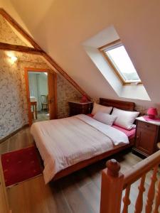 ein Schlafzimmer mit einem Bett und einem Dachfenster in der Unterkunft Ferienwohnungen Bistro Tebecks in Wadern