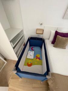 Łóżko lub łóżka w pokoju w obiekcie B-Rent Digital apartment Zen wifi free
