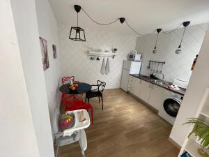 Kuchnia lub aneks kuchenny w obiekcie B-Rent Digital apartment Zen wifi free