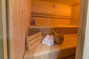 una sauna con due asciugamani e un secchio di Residence Maximilian a Valdaora Altre 16 foto