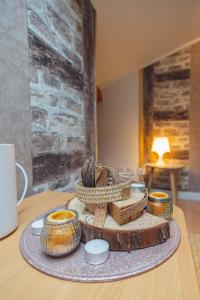 una mesa con una bandeja con tazones y cestas. en Stud'ain, en Coligny