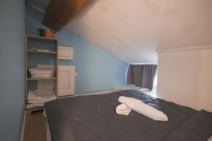 a bedroom with a bed with white towels on it at Stud'ain in Coligny