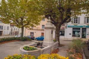 un monumento al costado de una calle en Stud'ain, en Coligny