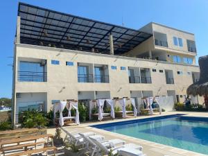 Hotel Bahia Rada内部或周边的泳池