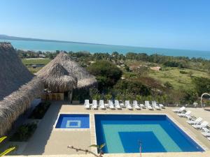 Hotel Bahia Rada内部或周边的泳池