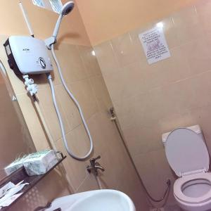 łazienka z toaletą i białą umywalką w obiekcie Captain Chim's Guest House w mieście Kep