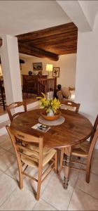 La petite Provence في بورم لي ميموزا: غرفة طعام مع طاولة وكراسي خشبية