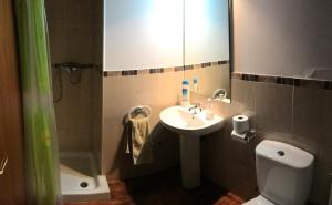 Koupelna v ubytování Apartament Dúplex de Can Bota Avet-p + 11 fotografií
