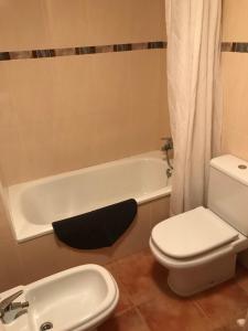 Koupelna v ubytování Apartament Dúplex de Can Bota Avet-p