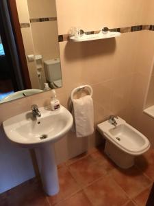 Koupelna v ubytování Apartament Dúplex de Can Bota Avet-p